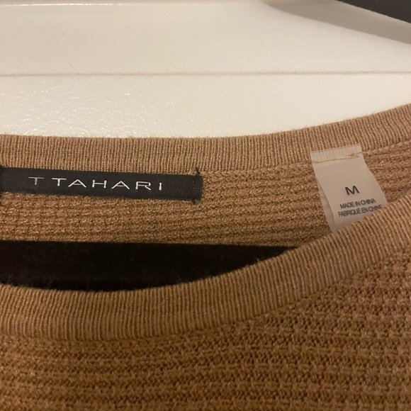 T Tahari knit sweater off the shoulder drop medium stretch winter warm tan camel - Picture 3 of 3